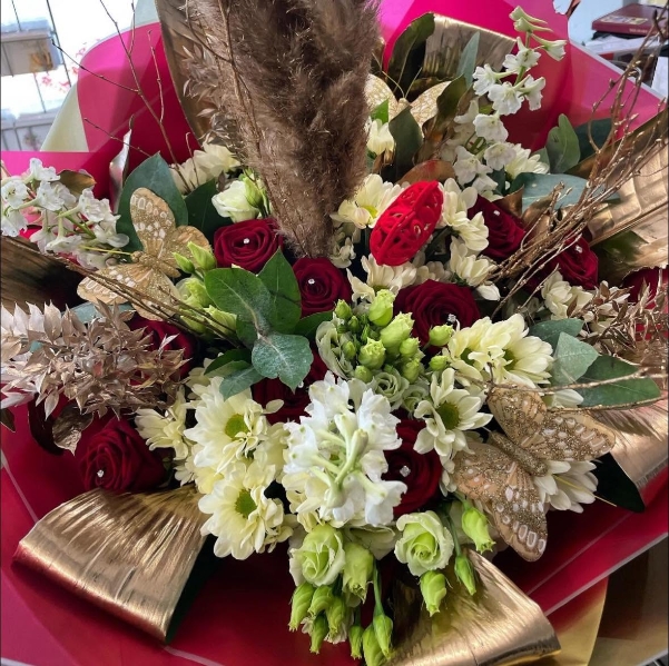 Luxury Red and Gold (No Lilies)